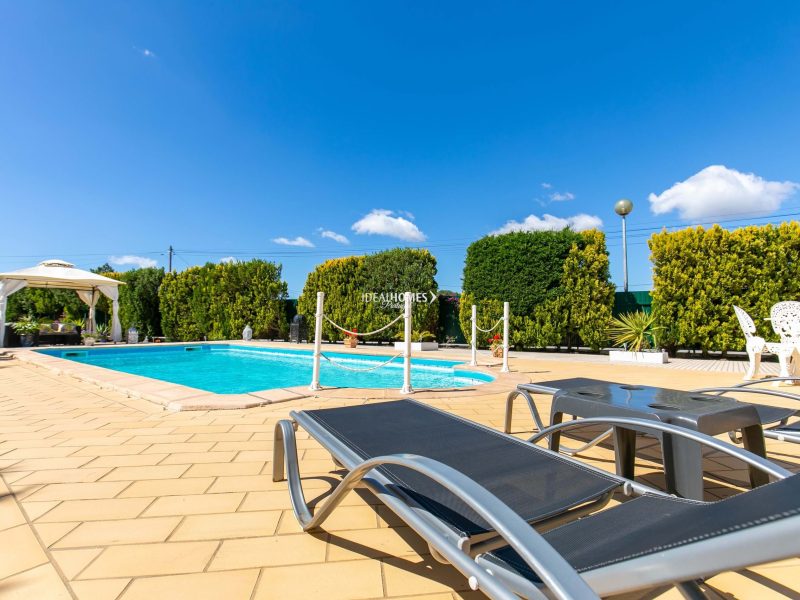 Villa for sale in Algoz