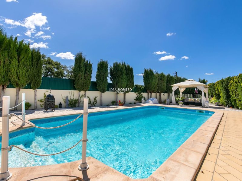 Villa for sale in Algoz